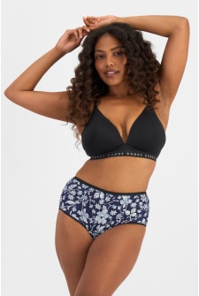 Camryn (She/Her) wears size 10 and is 106cm tall with 95cm chest and 74cm waist