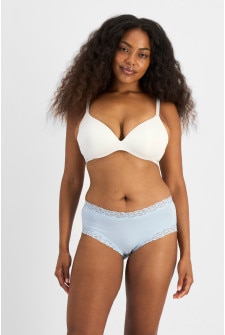 Cassaera (She/Her) wears size 14 and is 180cm tall with 107cm chest and 82cm waist