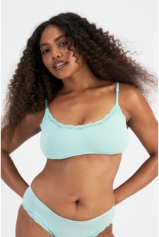 Cassaera (She/Her) wears size 14 and is 180cm tall with 107cm chest and 82cm waist