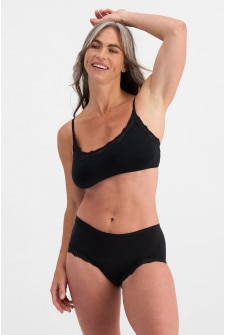 Kiah (She/Her) wears size 10 and is 165cm tall with 89cm chest and 66cm waist