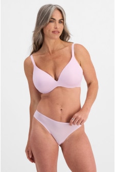 Kiah (She/Her) wears size 10 and is 165cm tall with 89cm chest and 66cm waist