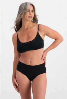 Kiah (She/Her) wears size 10 and is 165cm tall with 89cm chest and 66cm waist