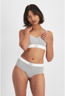 Nickila (She/Her) wears size 10 and is 171cm tall with 77cm chest and 68cm waist
