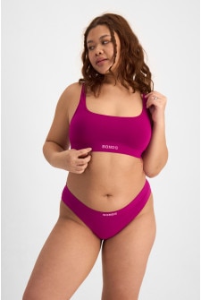 Chika (She/Her) wears size 14 and is 167cm tall with 102cm chest and 84cm waist