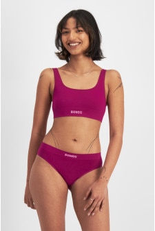 Nickila (She/Her) wears size 10 and is 171cm tall with 77cm chest and 68cm waist