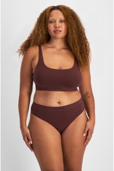 Bailey (She/Her) wears size L and is 168cm tall with 99cm chest and 86cm waist