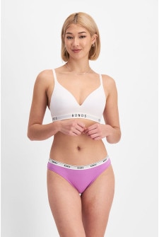 Rhiannan (She/Her) wears size 10 and is 175cm tall