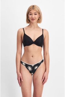 Rhiannan (She/Her) wears size 10 and is 175cm