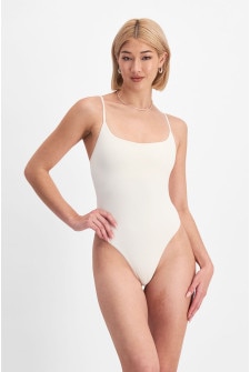 Rhiannan (She/Her) wears size 10 and is 175cm