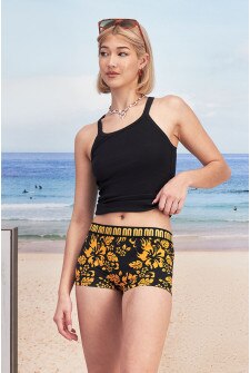 Rhiannan (She/Her) wears size 10 and is 175cm tall