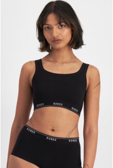 Nickila (She/Her) wears size S and is 171cm tall with 77cm chest and 68cm waist