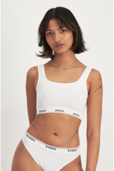 Nickila (She/Her) wears size 10 and is 171cm tall with 77cm chest and 68cm waist