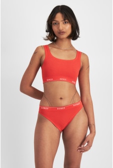 Nickila (She/Her) wears size 10 and is 171cm tall with 77cm chest and 68cm waist