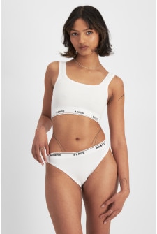 Nickila (She/Her) wears size 10 and is 171cm tall with 77cm chest and 68cm waist