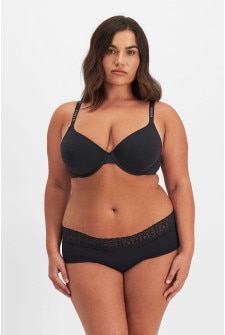 Elle (She/Her) wears size 14 and is 160cm tall with 94cm chest and 71cm waist