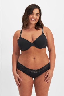 Elle (She/Her) wears size 14 and is 160cm tall with 94cm chest and 71cm waist