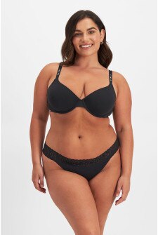 Elle (She/Her) wears size 14 and is 160cm tall with 94cm chest and 71cm waist