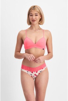 Rhiannan (She/Her) wears size 10 and is 175cm tall