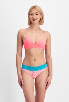 Rhiannan (She/Her) wears size 10 and is 175cm tall