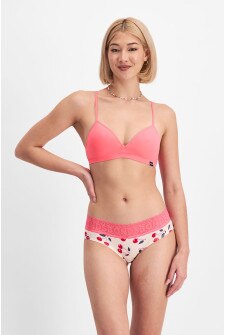 Rhiannan (She/Her) wears size 10 and is 175cm tall