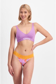 Rhiannan (She/Her) wears size 10 and is 175cm tall