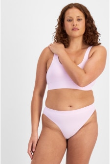 Cameron (She/Her) wears size 14 and is 179cm tall with 91cm chest and 74cm waist