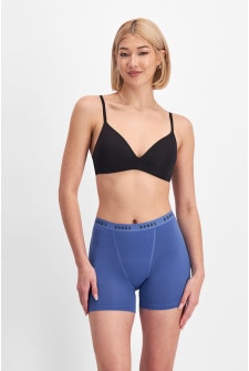 Rhiannan (She/Her) wears size 10 and is 175cm tall