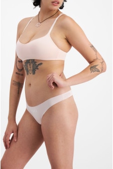 Elle (She/Her) wears size 14 and is 160cm tall with 94cm chest and 71cm waist