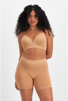 Larissa (She/Her) wears size 14 and is 170.18cm tall with 90.17cm chest and 79.756cm waist