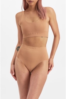 Larissa (She/Her) wears size 14 and is 170.18cm tall with 90.17cm chest and 79.756cm waist