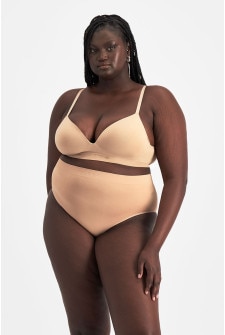 Nyapal (She/Her) wears size 20 and is 182cm tall with 121cm chest and 111cm waist
