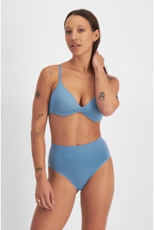 Mon (She/Her) wears size 10 and is 165cm tall with 84cm chest and 63cm waist