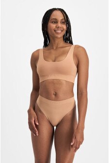 Model wears size 14, is 153cm tall with 93cm bust and 108cm waist
