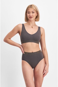 Rhiannan (She/Her) wears size 10 and is 175cm