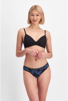 Rhiannan (She/Her) wears size 10 and is 175cm tall