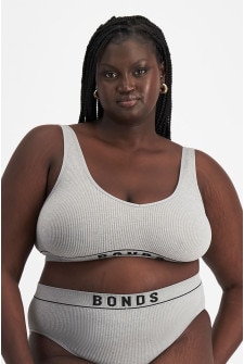 Nyapal (She/Her) wears size 20 and is 182cm tall with 121cm chest and 111cm waist