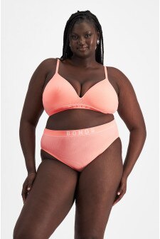 Nyapal (She/Her) wears size 20 and is 182cm tall with 121cm chest and 111cm waist
