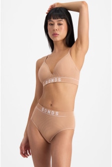 Larissa (She/Her) wears size 14 and is 170.18cm tall with 90.17cm chest and 79.756cm waist