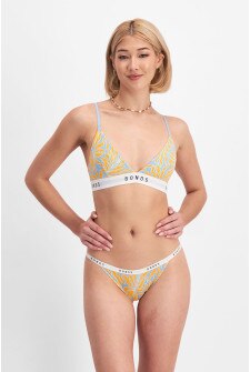 Rhiannan (She/Her) wears size 10 and is 175cm tall