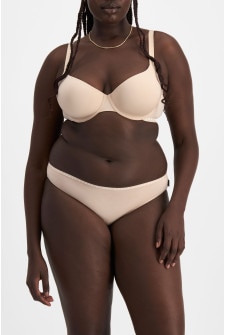 Nyapal (She/Her) wears size 20 and is 182cm tall with 121cm chest and 111cm waist