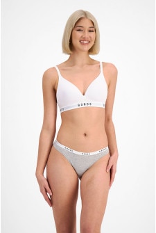 Rhiannan (She/Her) wears size 10 and is 175cm tall