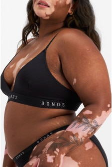 Model wears size 16, is 155cm tall with 99cm bust and 87cm waist