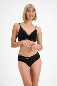 Rhiannan (She/Her) wears size 10 and is 175cm tall