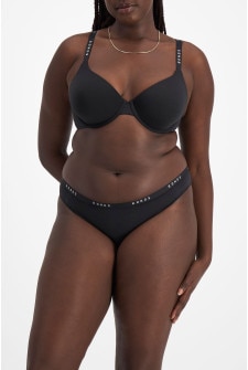 Model wears size 16, is 155cm tall with 99cm bust and 87cm waist