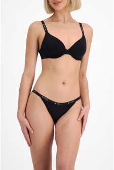 Rhiannan (She/Her) wears size 10 and is 175cm tall