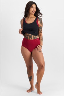 Camryn (She/Her) wears size 10 and is 106cm tall with 95cm chest and 74cm waist