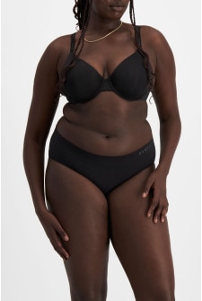 Victoria (She/Her) wears size 14 and is 178cm tall with 96cm chest and 78cm waist