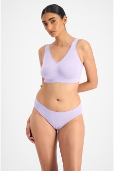 Mancie (She/Her) wears size 14 and is 178cm tall with 84cm chest and 71cm waist