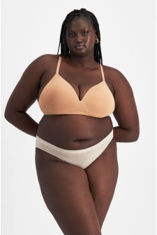 Nyapal (She/Her) wears size 18 and is 182cm tall with 121cm chest and 111cm waist