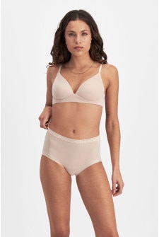 Bella (She/Her) Wears Size 14 And Is 173cm Tall With 95cm Chest And 77cm Waist